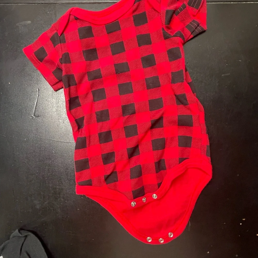 Baby Onesies 5 Set with Penguin and Plaid Designs 9-12m